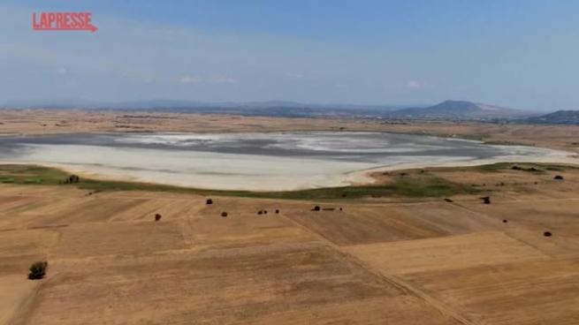 Clima, emergenza siccità in Grecia: il lago Picrolimni è totalmente prosciugato e ridotto a una distesa di terra arida