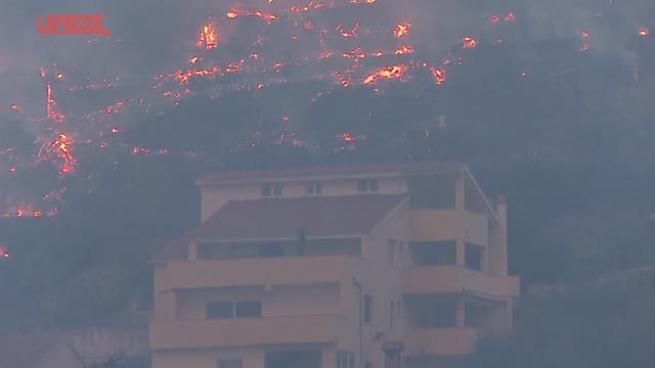 Bruciano le colline di Spalato, in Croazia: le fiamme circondano le abitazioni