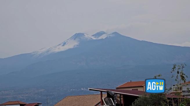 La cima dell'Etna diventa bianca per la grandine