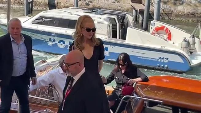 L'arrivo a Venezia di Nicole Kidman e Antonio Banderas, delirio dei fan