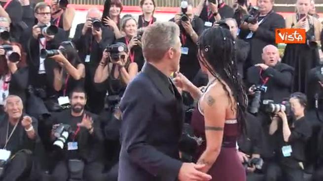 Venezia 81, Willem Dafoe sul red carpet mano nella mano con la moglie Giada Colagrande