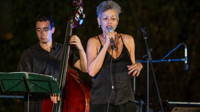 Rosalia De Souza in concerto: mix tra tradizione e modernità tra bossa nova e samba