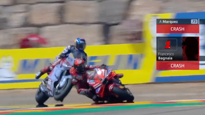 L'incidente Bagnaia-Alex Marquez al Gp Aragon: il sorpasso, il contatto tra le moto e la rovinosa caduta a terra