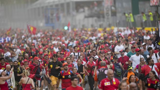 La festa Ferrari a fine gara: Leclerc sommerso dalla marea rossa, i tifosi invadono la pista