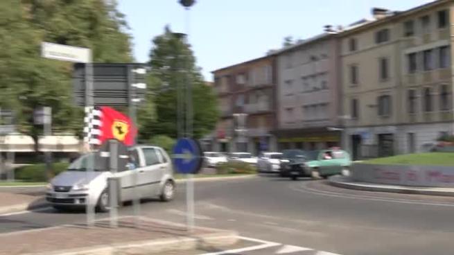 Maranello in festa per la vittoria di Leclerc a Monza: suonano le campane, caroselli di auto