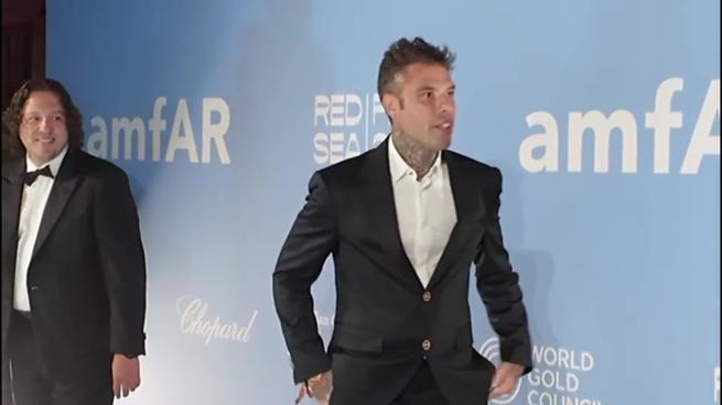 A Venezia spunta anche Fedez, in posa tra i vip nella serata AmFar