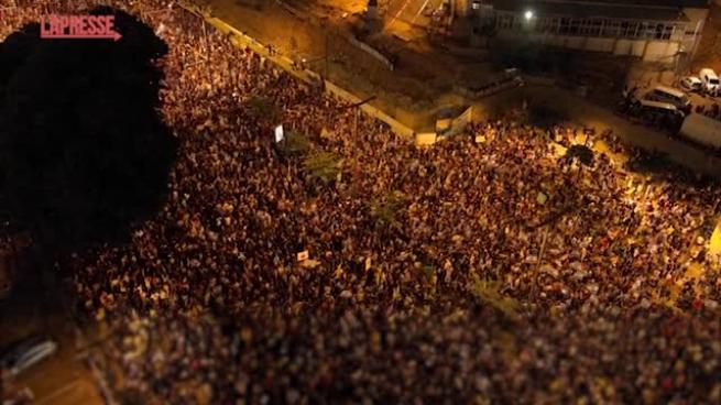 Grande protesta a Tel Aviv dopo la morte degli ostaggi israeliani a Gaza: le immagini girate dal drone