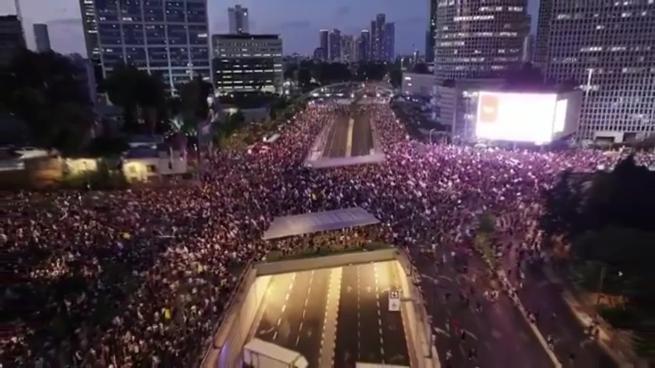 Migliaia di manifestanti in piazza contro Netanyahu: il video delle proteste a Tel Aviv