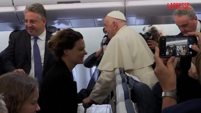 Il Papa in aereo verso l'Indonesia saluta i giornalisti: «È il volo più lungo che abbia mai fatto, grazie per la compagnia»