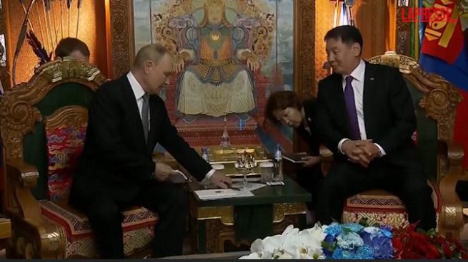 Putin in Mongolia con il presidente Khurelsuk: il video della sua prima visita in un paese in cui vige il mandato d'arresto internazionale