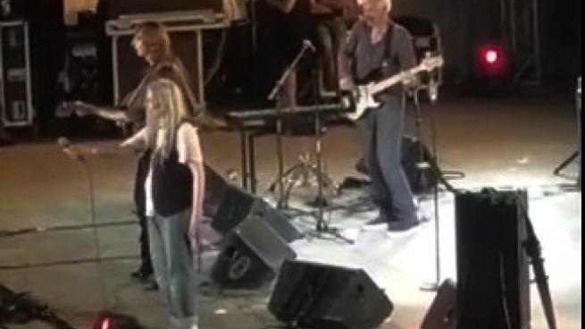 Thomas dei Maneskin a sorpresa sul palco con Patti Smith a Ostia Antica