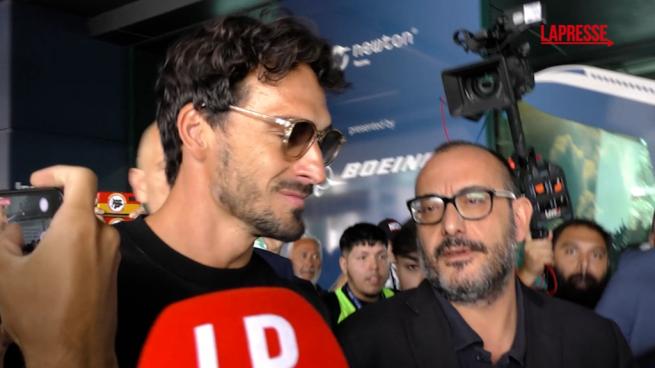 Roma, l'arrivo a Fiumicino del difensore tedesco Hummels