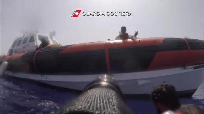 Il video delle operazioni di soccorso al barcone di migranti capovolto in acque libiche: superstiti condotti a Lampedusa