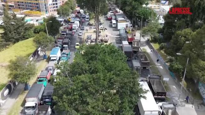 Il video delle proteste dei camionisti in Colombia contro il caro carburanti: circa 90 i blocchi stradali nel Paese