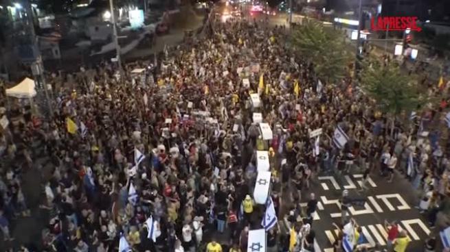 I manifestanti a Tel Aviv trasportano bare finte per chiedere un'intesa e la liberazione degli ostaggi di Hamas