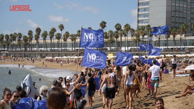 Protesta ambientalista contro l'America's Cup a Barcellona