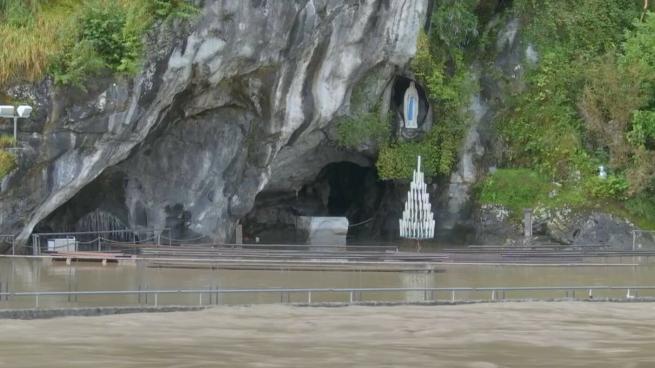 Gravi inondazioni sui Pirenei: la grotta delle apparizioni di Lourdes sott'acqua