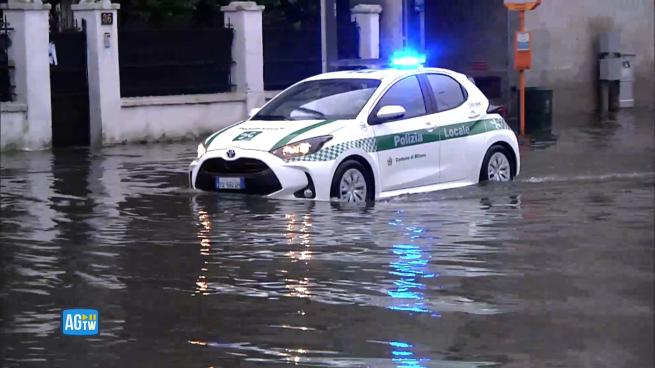 A Milano allagamenti nella zona di Ponte Lambro: le immagini