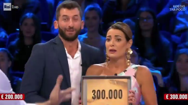 Coppia vince 300mila euro a «Affari Tuoi»: l'entusiasmo di Stefano De Martino