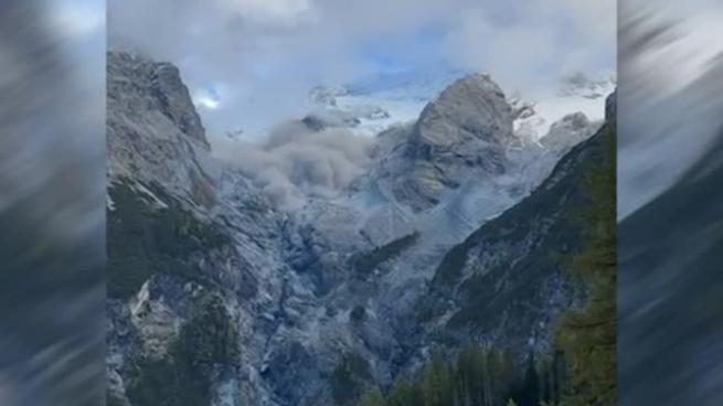 Bolzano, frana sull'Ortles: una grossa nuvola di polvere si alza nel cielo