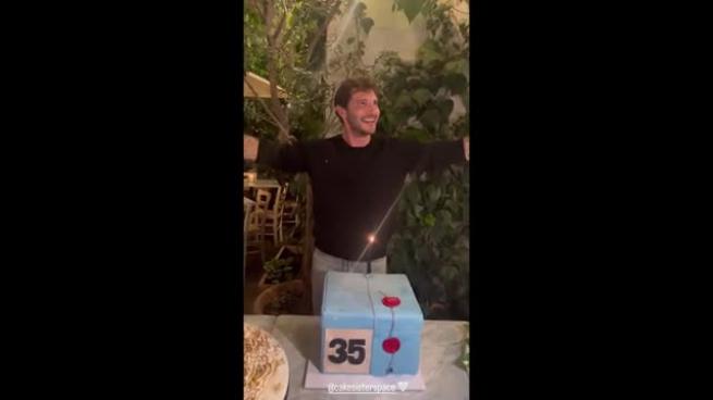 Stefano De Martino, per il compleanno la torta a forma di pacco di «Affari tuoi»