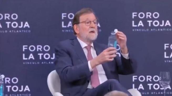 L'aneddoto divertente di Rajoy con i nuovi tappi delle bottiglie d'acqua: «Un circo»