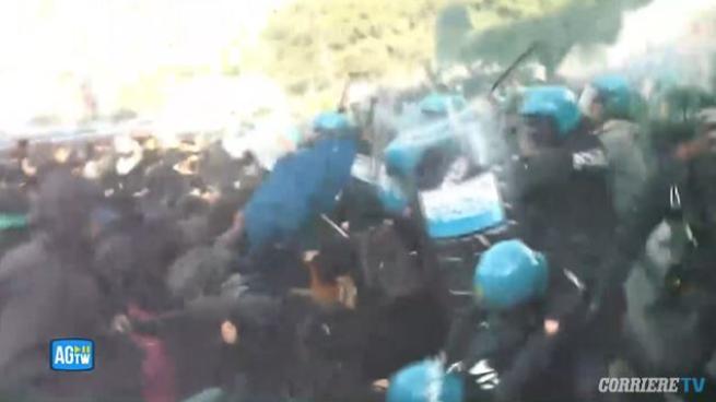 Lancio di bottiglie e bombe carta contro le forze dell'ordine: il video degli scontri al corteo pro Palestina a Roma