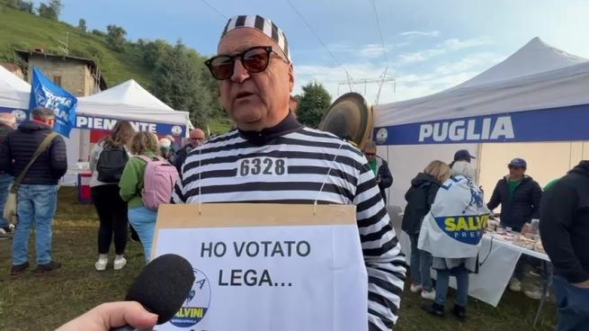 A Pontida vestito da carcerato: «Con Salvini arrestate anche me»