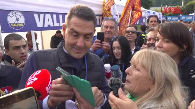 Pioggia di selfie per Vannacci a Pontida: «La tessera della Lega? Ne parleremo»