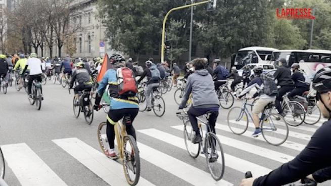 Milano, ciclisti in strada con Legambiente per Mille Mila Bici