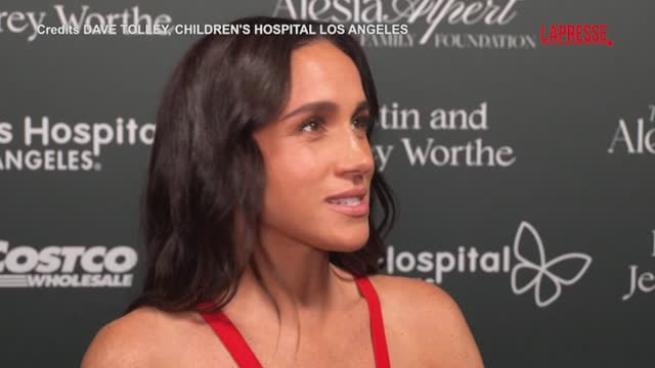 Meghan Markle alla raccolta fondi per 'Children's Hospital': abito rosso fuoco e nuovo taglio di capelli