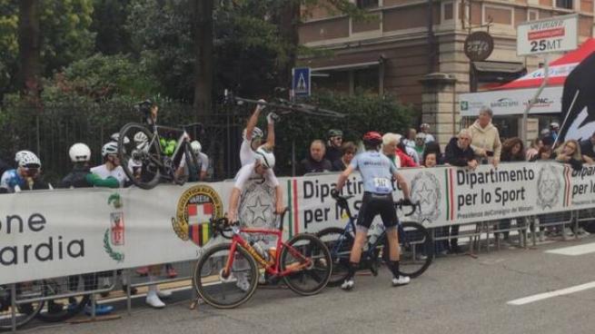 I ciclisti sbagliano strada e finiscono tra gli spettatori. Poi scavalcano le transenne per finire la volata