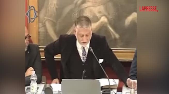 Il video del criptico discorso del ministro Giuli alla Camera: «Conoscenza è il proprio tempo appreso con il pensiero»