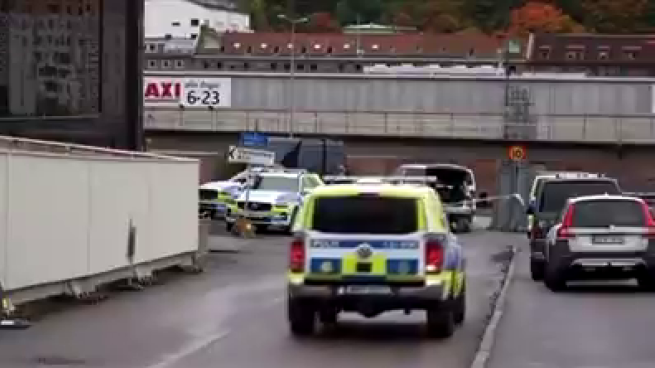 Il video delle forze di polizia radunate intorno a un'impresa israeliana a Goteborg: esplosi colpi di pistola, fermato un 15enne