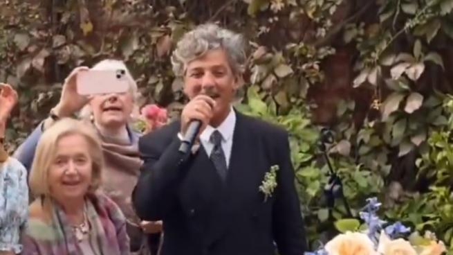 Fiorello scatenato al matrimonio della figlia, canta Battisti: «Non sarà un'avventura»