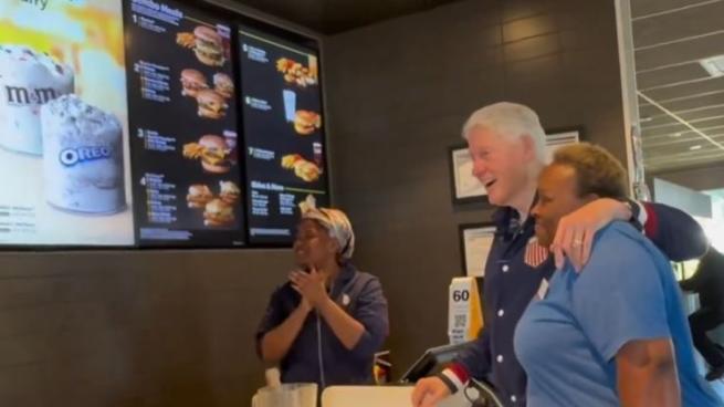 La cassiera di un McDonald's scambia Clinton per Biden: poi abbracci e foto