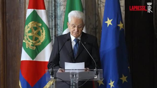 Mattarella: «Bisogna rendere effettiva la parità delle retribuzioni uomo-donna»