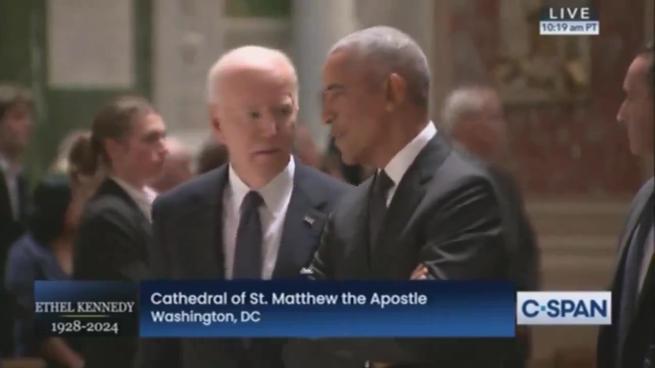 Il video della conversazione tesa tra Biden e Obama in chiesa a Washington