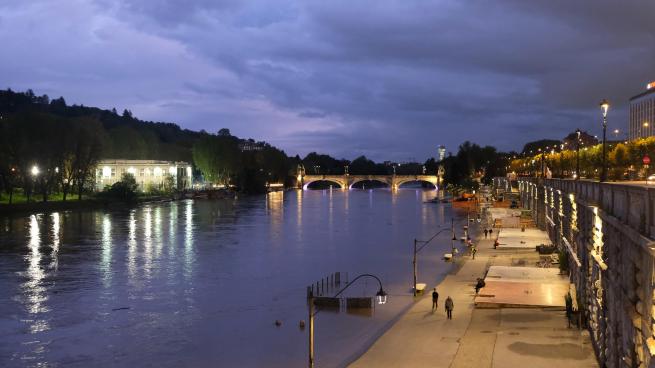 Esonda il Po a Torino, chiusa la zona dei Murazzi