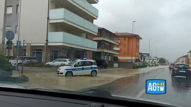 Maltempo, strade allagate a Senigallia: chiusa la A14