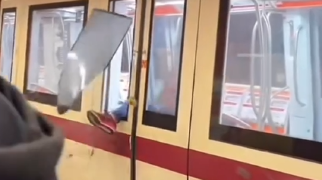 Prende a calci il treno e spacca il vetro di una porta in metropolitana a Roma: il video girato dai passeggeri