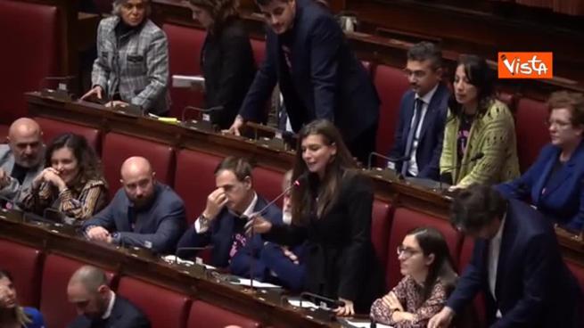 Il Movimento 5 stelle espone magliette pro aborto e chiede un' informativa in Aula a Meloni: sospesa la seduta