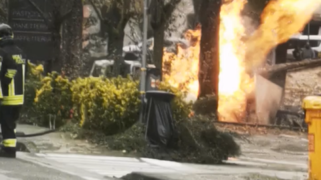 L'auto centra la colonna del gas a Marzolara e va a fuoco: il video