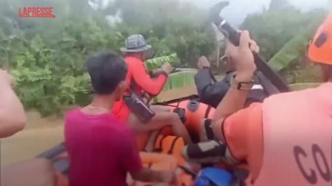 Fiumi di acqua e fango nelle Filippine, persone salvate dai tetti delle case con i motoscafi