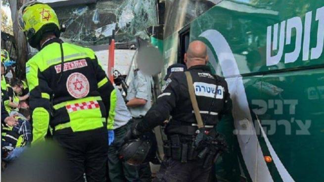 Camion contro una fermata di autobus a nord di tel Aviv: decine di feriti. Il video dei soccorsi