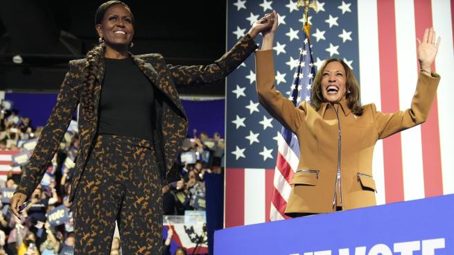 Michelle Obama sul palco con Kamala Harris: «Qui c'è qualcuno che vi capisce»