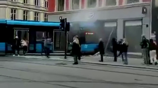 Tram deraglia e si infila in un negozio a Oslo