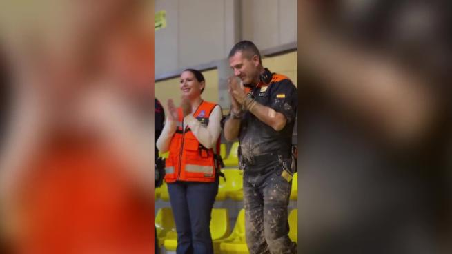 «Salvata una donna intrappolata da 3 giorni in auto», l'annuncio e l'applauso dei soccorritori