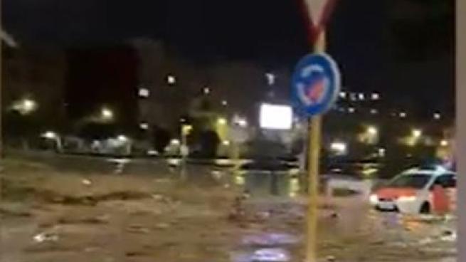 Il momento in cui l'ondata di acqua e fango invade le strade di Paiporta, alle porte di Valencia: il video