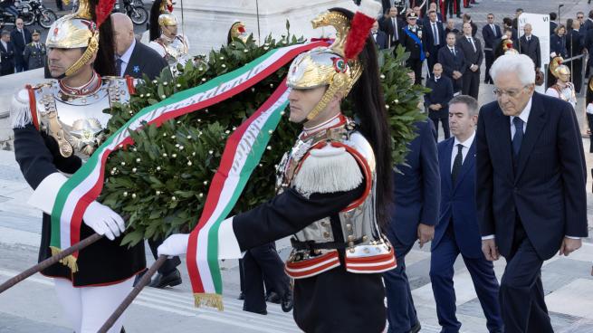 Mattarella ha reso omaggio al Milite Ignoto all'Altare della Patria